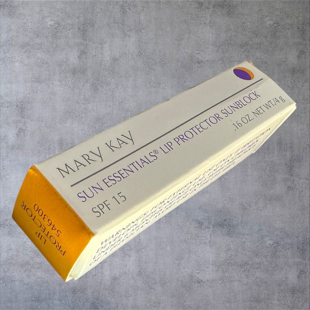 Mary Kay Sun Essentials Lip Protector Sunblock SPF 15 New In Box 546300 .16oz